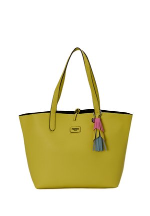 Bolso tote de cuero amarillo con dos asas, decorado con borlas rosas y azules y una pequeña placa de metal con el logo en la parte delantera.