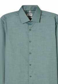 Helles türkisfarbenes Hemd mit dezentem strukturiertem Muster, klassischem Kragen und sechs passenden Knöpfen auf der Vorderseite, gefertigt aus einem weichen Stoff.