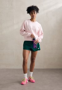 adidas Sportswear ESSENTIALS SMALL LOGO FEEL COZY  - Sportinis megztinis - sandy pink/white