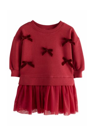 Czerwona sukienka z długim rękawem, z prążkowanymi mankietami i kołnierzykiem, ozdobiona pięcioma aksamitnymi kokardami oraz przezroczystą warstwą tiulu na spódnicy.