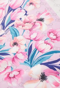 Tessuto floreale con tulipani e fiori rosa e viola su uno sfondo lilla. Disegno testurizzato con foglie blu-verdi.