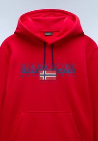 Felpa rossa con cappuccio e tasca frontale, caratterizzata da un design grafico con il testo "NAPAPIJRI" e un dettaglio della bandiera norvegese.