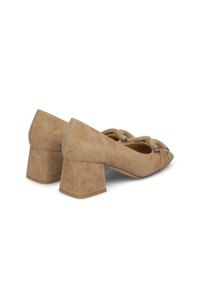 Beige Wildleder-Pumps mit Blockabsatz und spitz zulaufender Zehenpartie, dekorativen Metallakzenten auf der Vorderseite, strukturiertem Obermaterial und stabilem Absatz.