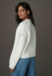 Next CONTRAST STITCH BUTTON UP V-NECK  - Kardigan - white ecru