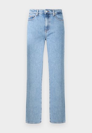 Jasnoniebieskie dżinsy z prostą nogawką, zapinane na guziki, z pętlami na pasek oraz kieszeniami z przodu i z tyłu. Delikatnie sprany efekt.