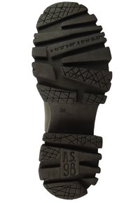 Czarną gumową podeszwę z głębokim wzorem bieżnika, z wytłoczonym logo marki "A.S. 98" oraz rozmiarem "36". Teksturowaną z różnymi wzorami przyczepności.