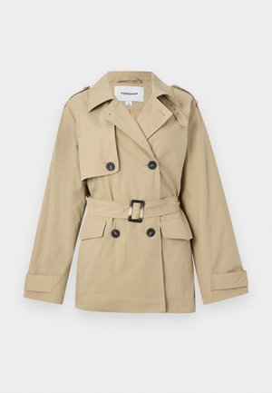 Μπεζ κοντό παλτό τύπου ελαφριά γκαμπαρντίνα με διπλή σειρά μαύρων κουμπιών, ζώνη στη μέση, τσέπες με καπάκι, επιλαινώσεις και φαρδύ γιακά.