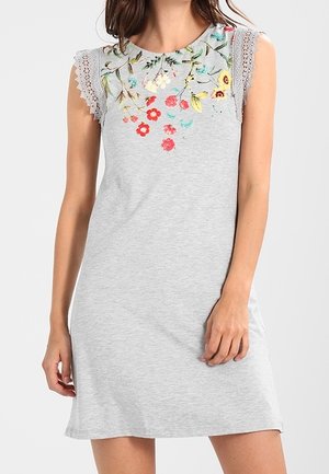 Robe sans manches gris clair avec bordure en dentelle aux épaules et broderie florale multicolore sur la poitrine.