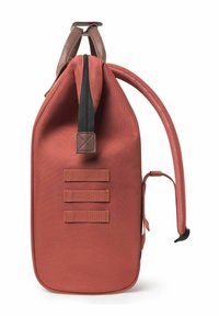 Roter Stoffrucksack mit glatter Textur, einem Reißverschluss oben, gepolsterten braunen Trägern und drei vertikalen Webbandakzenten an der Seite.