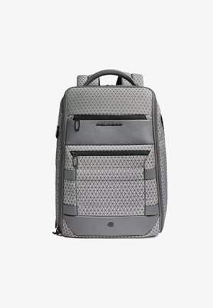 Grauer Rucksack mit geometrischem Muster, ausgestattet mit mehreren Reißverschlusstaschen, doppelt gepolsterten Schultergurten und einem oberen Tragegriff.