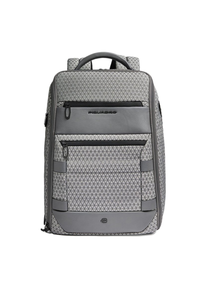 Zaino grigio con motivo geometrico, dotato di molteplici tasche con cerniera, doppie spalline imbottite e manico superiore per il trasporto.