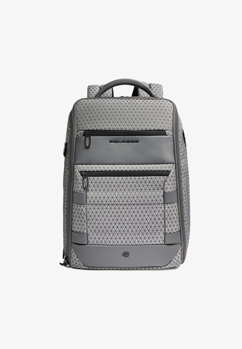 Zaino grigio con motivo geometrico, dotato di molteplici tasche con cerniera, doppie spalline imbottite e manico superiore per il trasporto.