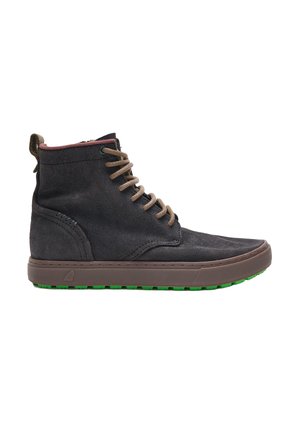 Zapatilla deportiva de caña alta de ante negro con cordones marrones, suela marrón y bandas verdes, mostrada desde el lado exterior contra un fondo blanco.