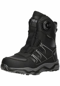 Bota de invierno negra con material sintético, superficie texturizada, cierre sin cordones con un dial y una suela resistente para tracción.
