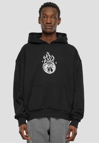 Svart hettegenser laget av bomull, med en lomme foran og et brodert design av flammer og en basketball. Avslappet passform med lange ermer.