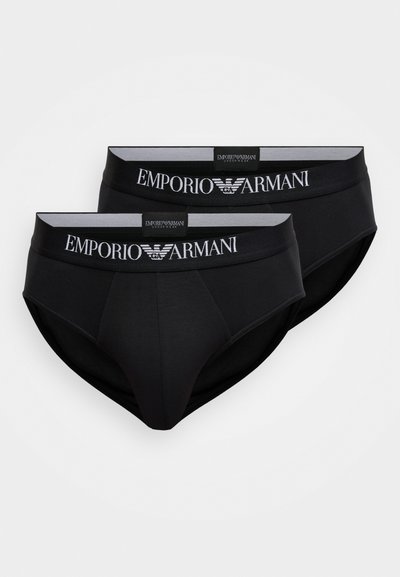 Zwarte katoenen slip met een zachte tailleband met het "Emporio Armani"-logo in het wit, twee stuks naast elkaar weergegeven.