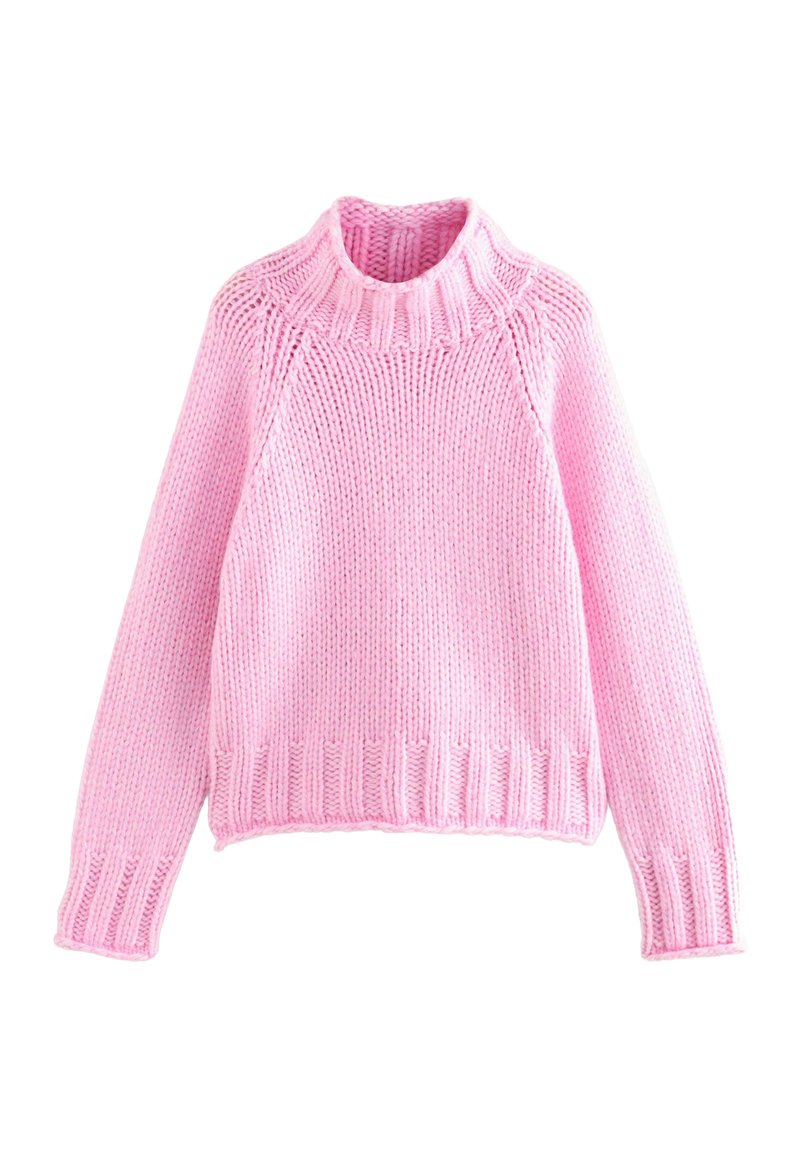 Pulover tricotat chunky roz cu guler înalt, cu mâneci lungi și manșete și tiv ribbed, așezat plat pe un fundal alb.