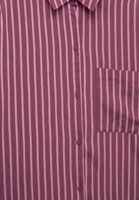 Košilová halenka v tmavě mauvové barvě s vertikálními bílými pruhy. Obsahuje kapsu, špičatý límec a dva knoflíky vpředu. Měkká textura.