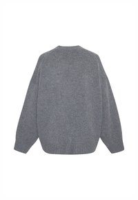 Pull gris en maille avec une coupe décontractée, des manches larges et des poignets côtelés. Il présente un col rond simple et un motif texturé.