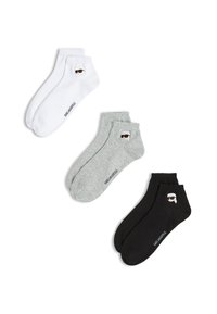 Tres pares de calcetines tobilleros en blanco, gris y negro. Cada uno cuenta con un gráfico de personaje y el nombre de la marca impreso en el lateral.