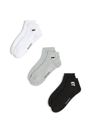 Drei Paare von Knöchelsocken in Weiß, Grau und Schwarz. Jede Socke verfügt über ein Charaktermotiv und den Markennamen, der an der Seite aufgedruckt ist.