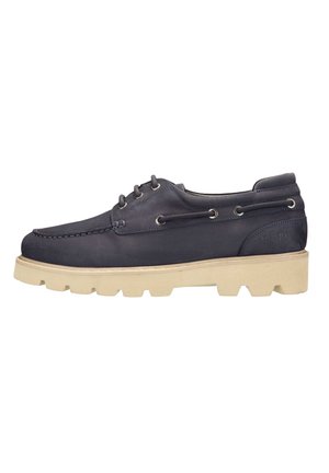 Dunkelblauer Leder-Bootsschuh mit beige-gummierter Profilsohle und Schnürung vorne auf weißem Hintergrund.