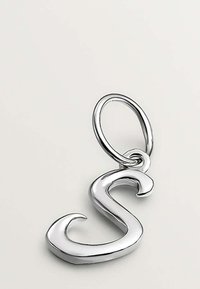 Charm de plata en forma de letra "S" con una forma redondeada y suave, unido a un lazo circular para enganchar. Presenta un acabado metálico brillante.