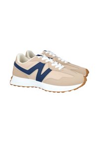 Zapatillas deportivas beige con detalle en forma de "V" azul marino, cordones blancos, mediasuelas blancas y suelas de goma color caramelo, mostradas lado a lado sobre fondo blanco.