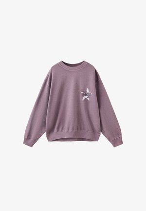 Sweat-shirt mauve à manches longues avec col rond, poignets et ourlet côtelés, avec un motif étoile blanche sur la partie gauche de la poitrine.