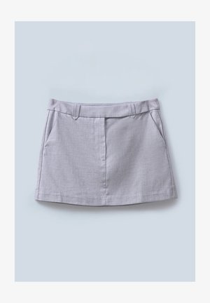 Grauer Rock mit glatter Textur, flachem Taillenbund, zwei Vorderpockets und geradem Schnitt.