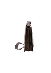 Borsa a tracolla in pelle marrone con una texture liscia, forma rettangolare slanciata, tracolla regolabile e chiusura a scatto. Etichetta visibile.