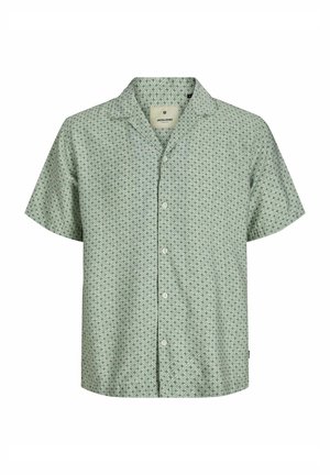 Košulja kratkih rukava svijetlo zelene boje s dijamantnim uzorkom, izrađena od mekog materijala, s dugmadi sprijeda i kragnom.