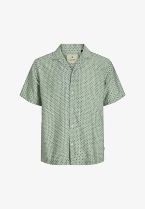 Košulja kratkih rukava svijetlo zelene boje s dijamantnim uzorkom, izrađena od mekog materijala, s dugmadi sprijeda i kragnom.