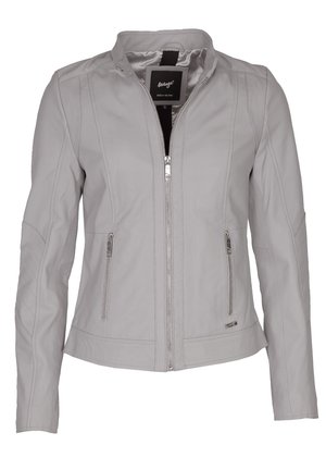 Lichtgrijze leren jas met een staande kraag, voorritssluiting en twee zijritszakken. Beschikt over een diagonale stiksels accent.