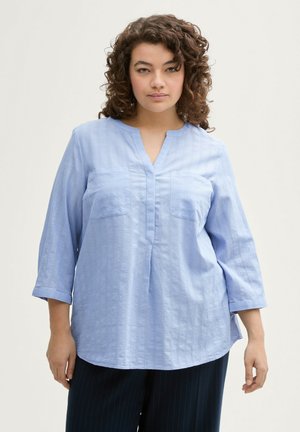 Himmelblaues, button-down Hemd mit V-Ausschnitt, ¾-Ärmeln, zwei Brusttaschen und strukturiertem Stoff. Lässiger Schnitt.