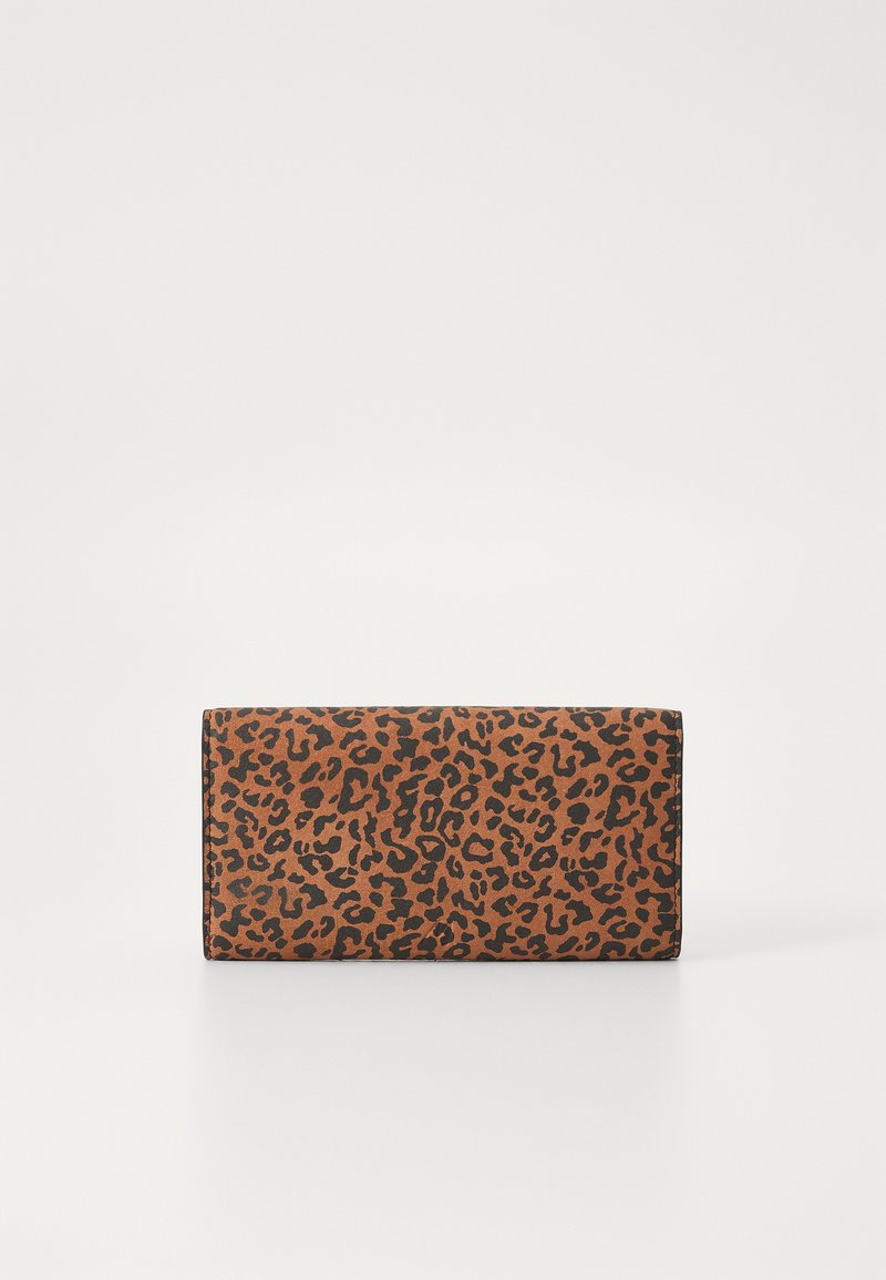 Carteira de estampa de leopardo em castanho e preto, apresentando uma forma retangular com uma textura suave e sem hardware ou detalhes visíveis.