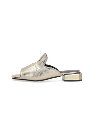 Nazouváky v metalické zlaté barvě s otevřenou špičkou, nízkým blokovým podpatkem a složeným koženým detailem na svršku, zobrazené v bočním profilu na bílém pozadí.