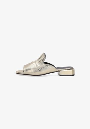 Nazouváky v metalické zlaté barvě s otevřenou špičkou, nízkým blokovým podpatkem a složeným koženým detailem na svršku, zobrazené v bočním profilu na bílém pozadí.