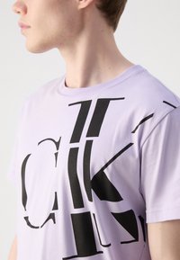 Calvin Klein Jeans REGULAR FIT SCATTERED LOGO - Apdrukāts T-krekls - pastel lilac