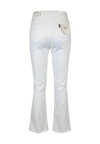 Jeans bianchi a zampa d'elefante con vita alta, dettaglio elastico e due tasche posteriori. Presenta un'etichetta di abbigliamento sulla vita.