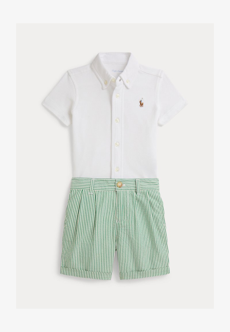 Λευκό πόλο με κοντά μανίκια, κούμπωμα με κουμπιά και κεντημένο λογότυπο· πράσινο και λευκό ριγέ σορτς με πιέτες και μέση με κουμπί.