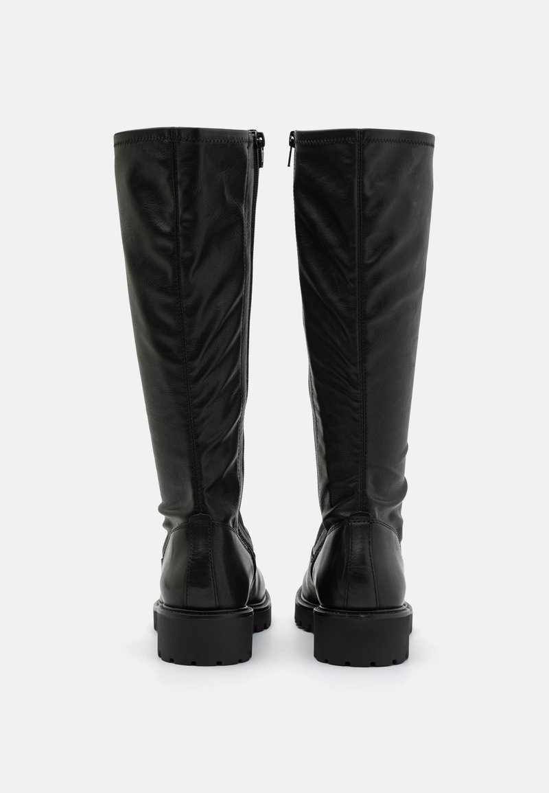 Stivali neri in pelle al ginocchio con un design leggermente piegato, dotati di una zip laterale e di una suola spessa per una maggiore stabilità.