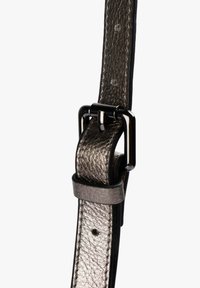Correa de cuero metálico con superficie texturizada, que cuenta con una hebilla y ajustador de metal negro, asegurada con un lazo para longitud ajustable.