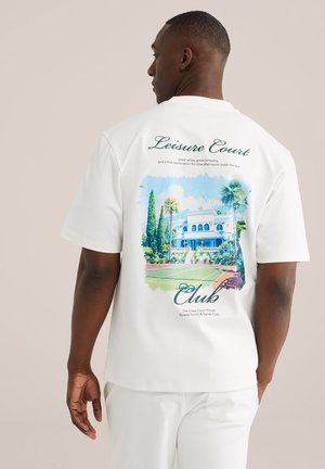 Mees kannab valget särki, millel on seljal mitmevärviline illustratsioon tenniseväljakust ja klubihoonest, mida ümbritsevad palmipuud.