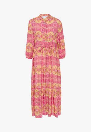 Lyserød mønstret kjole med krave, trekvartærmer, en fikseret talje og en svajende nederdel med gule accenter.