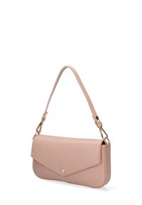 Borsa a tracolla in pelle rosa texture con chiusura a pattina e manico superiore. Presenta dettagli in hardware dorato e un design minimalista.