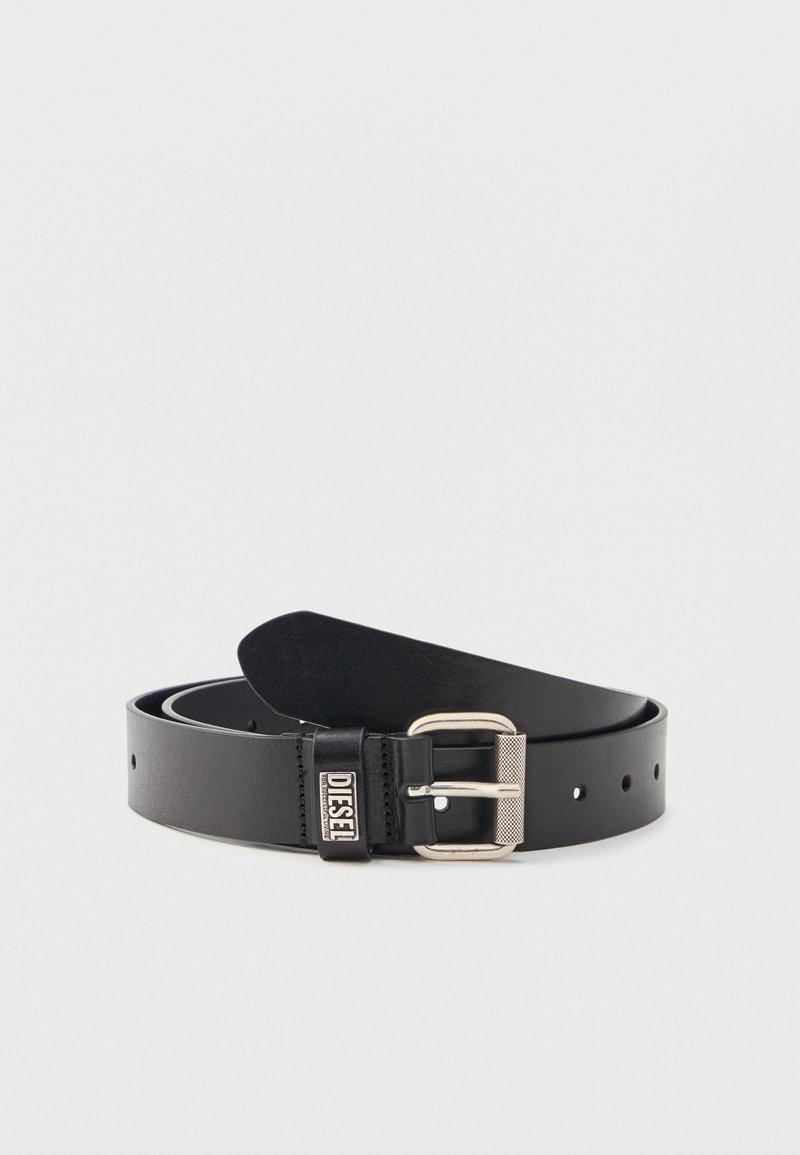 Ceinture en cuir noir enroulée avec une boucle en métal argenté et le logo "DIESEL" sur la boucle de ceinture, présentée sur un fond clair uni.