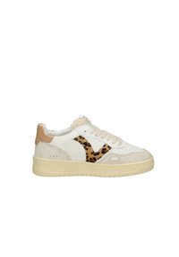 Weiße Sneaker mit einem strukturierten beige Akzent und einem Leopardenmuster-Detail an der Seite. Sie verfügen über ein Schnürdesign und eine dicke, hellfarbige Sohle.