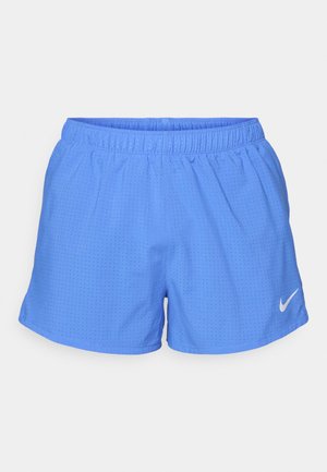 Niebieskie szorty sportowe wykonane z lekkiego, oddychającego materiału z perforowanym wzorem i elastycznym paskiem w talii; posiadają białe logo Nike.