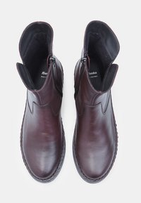 Usnjeni gležnjarji v temno burgundy barvi s sleek dizajnom, z zadrgami na straneh in strukturirano črno podlogo.